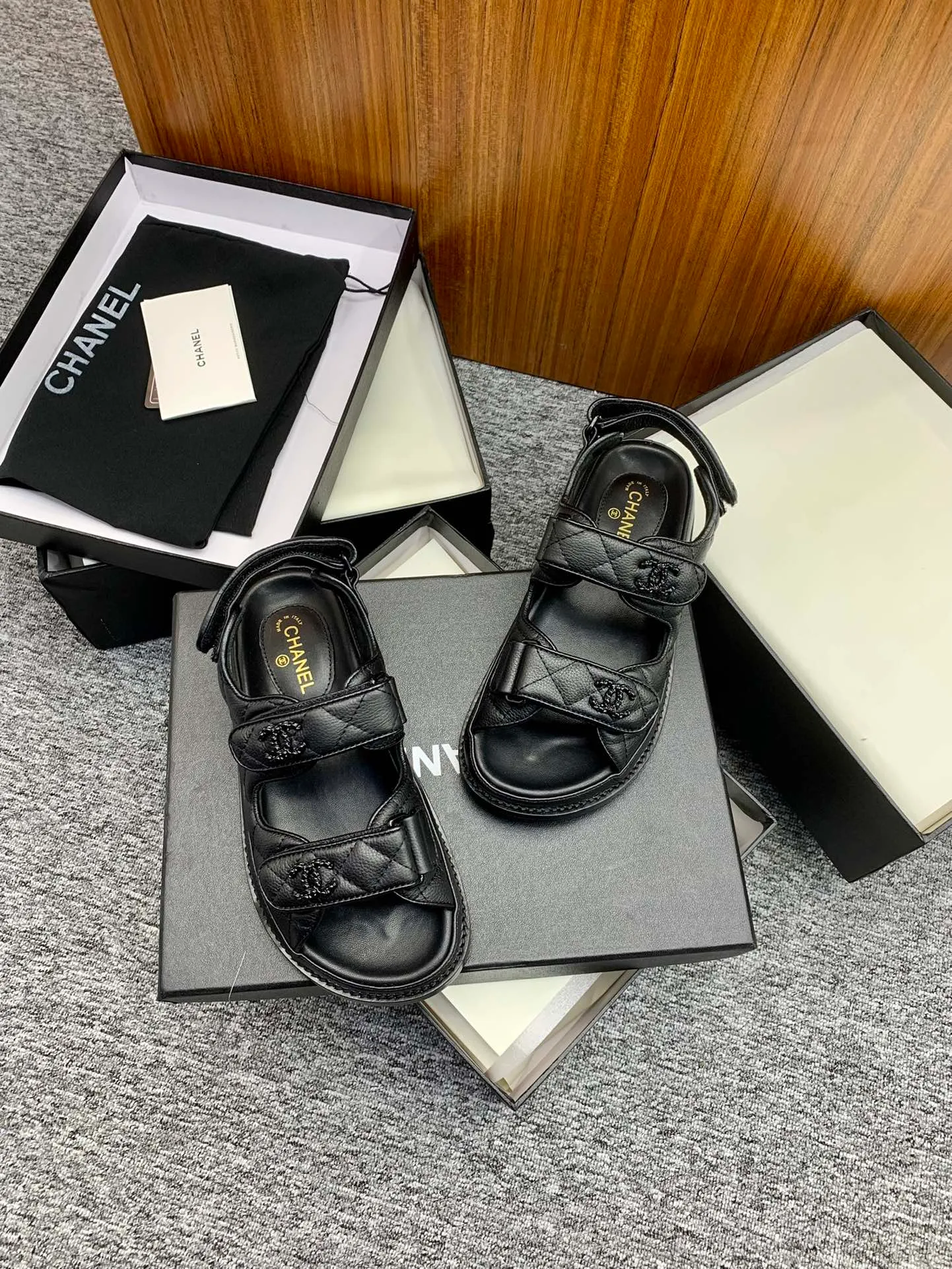 👟👟Ex-factory price 480👟👟 👑Crown👑Top purchasing version✈️ CHANEL Xiaoxiang 2022 spring and summer latest season double C Velcro casual sandals! Summer beach sandals 🏖️! A sandal that is super comfortable on your feet! A must-have classic! ✊Adhere to the original 1:1 mold customization! Feel free to compare! Give you a genuine foot feel! The first choice for high-end customers to purchase ❤️ [Material] 👑 Fabric: Original customized pebbled cowhide/satin buckle 👑 Lining: Original imported water-dyed sheepskin 👑 Outsole: Original open-molded genuine leather outsole [Number of yards] 35-41 (⚠️34/41 needs to be customized, non-refundable and non-exchangeable) [Packaging] 🎁Configured with original packaging